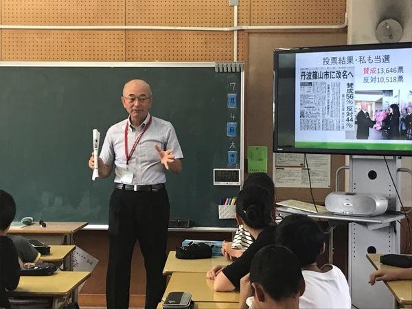 市長が身振り手振りをしながら子供たちに熱心に話しをしている写真