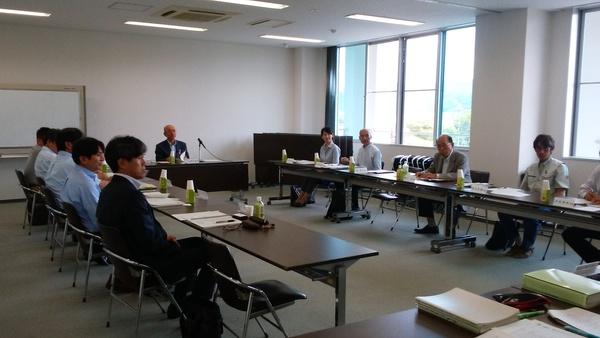 空きや対策協議会の委員が席についており、中央の奥に市長が座っている様子の写真