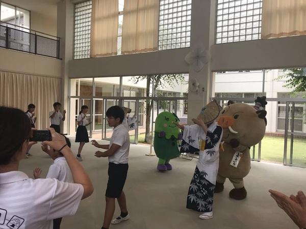 踊り手やマスコットキャラクターと生徒が加わって一緒に踊っている写真