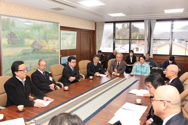 篠山市商工会、丹波篠山観光協会、丹波ささやま農協の関係者が市長室を訪れて、要望内容を市長や関係者に話をしてそれを聞き入っている様子の写真
