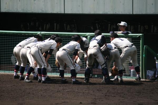 ベンチ前で円陣を組む選手の写真