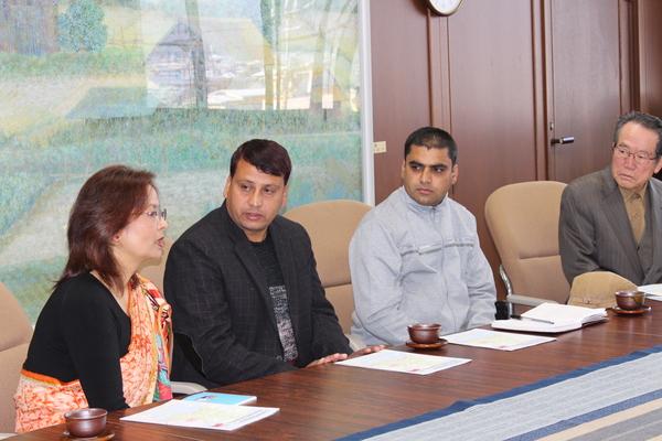 長机にサプコタ学校長、ネパールさん、増岡 ショーバナさん、篠山ナマステ会の方が座り、増岡 ショーバナさんが意見を述べている写真