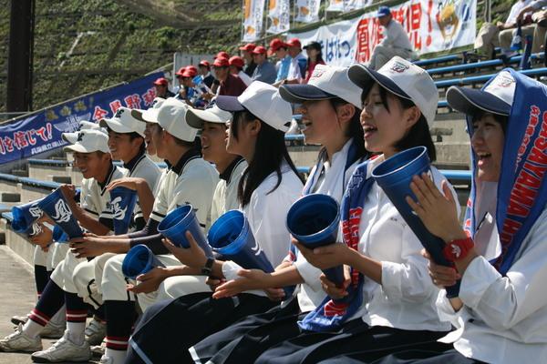 応援をしている、ユニフォームを着た男子生徒と、メガホンをを持った女子生徒の写真
