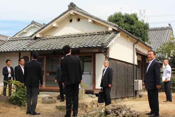 古民家を視察している梶山 弘志大臣ら関係者の人達の写真