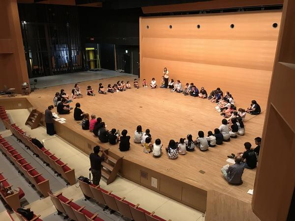 出演者とスタッフが円になって座り、初顔合わせをしている写真