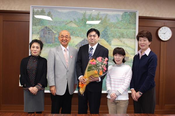 市長と花束を持つ牛窪 俊人さん、澤田 淳美さんと女性2名が並んでいる写真