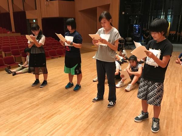出演者4人が脚本を見ている写真