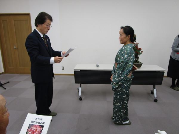 着物を着られた女性が表彰されている写真