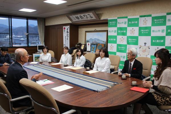 篠山市のヤマハ音楽教室の皆さんと市長と関係者が話をしている写真