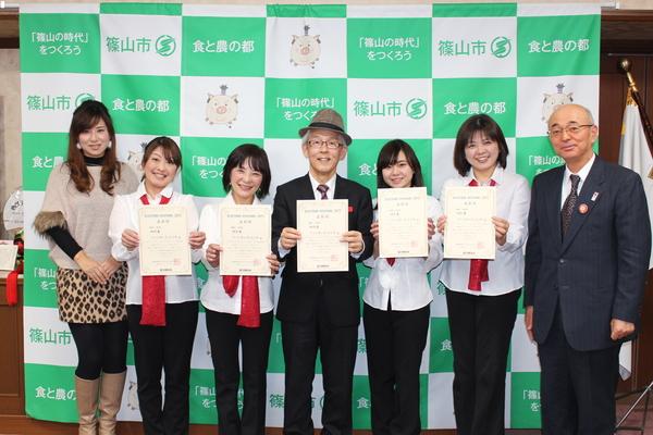 篠山市のヤマハ音楽教室の皆さんが賞状を持ち、市長と関係者で記念写真