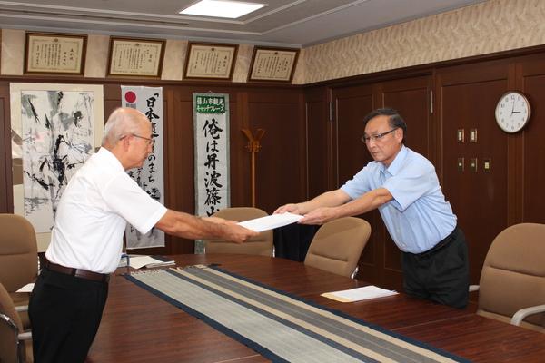 市長が野中自治会から要望書を受け取っている写真