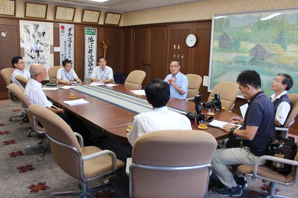 野中自治会のお話を市長以外6名の方が話を聞いている写真