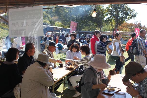 長机が置いてある休憩所で食事をしたり、くつろいでいる人々の写真