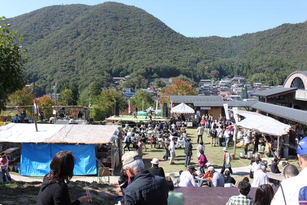 会場に集まった方々を上からみた写真