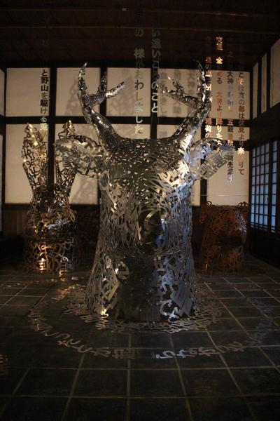 手前には大きな銀色の鹿のオブジェ、奥には銀色のウサギのオブジェが飾られている写真