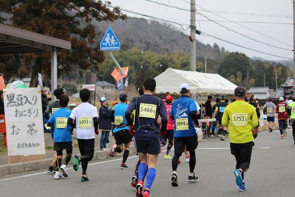 走っているランナーの後ろ姿が写っている写真