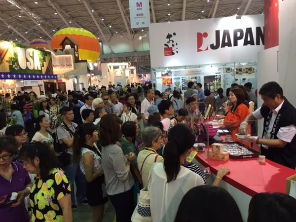 台北国際食品見本市にて、小田垣商店が参加していてお客さんが並んでいる写真