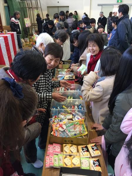 長机にはポケットティッシュや駄菓子などが飾られ、見にきている写真