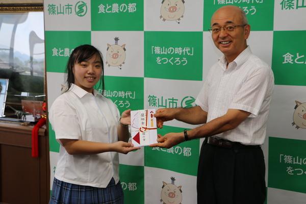 市長から奨励金を受け取る上野さんの写真