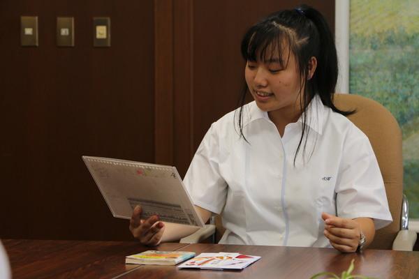 ファイルを持ち話をしている上野さんの写真