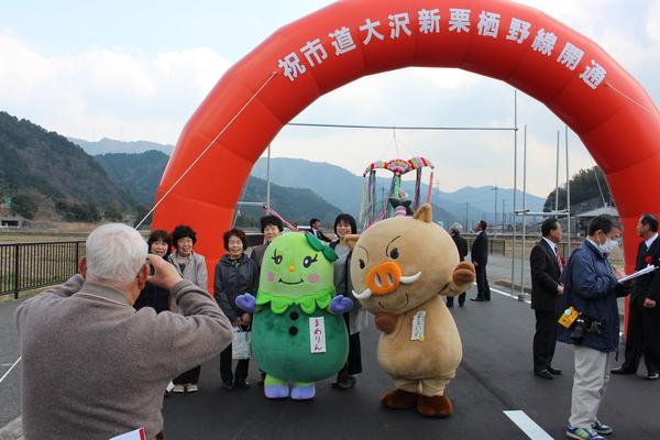 篠山市のマスコットキャラクターまめりんとまるいのと女性達が一緒に記念写真を撮っている写真
