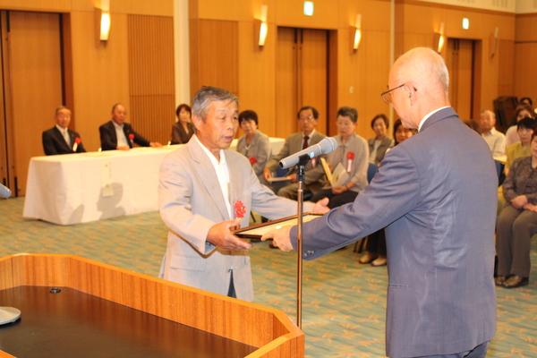 市長から男性へ賞状を手渡す瞬間の写真