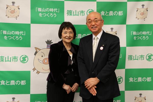 大西さんと市長で記念写真