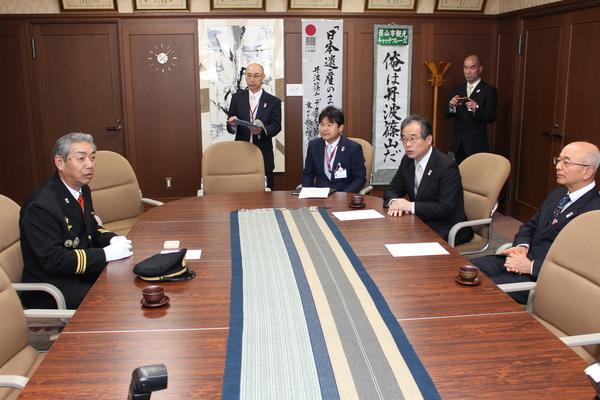 応接室にて着席している制服姿の男性、市長、男性関係者の写真