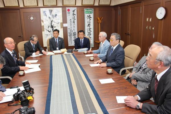 鳥獣被害対策実施隊員の方々に市長がお話されている写真