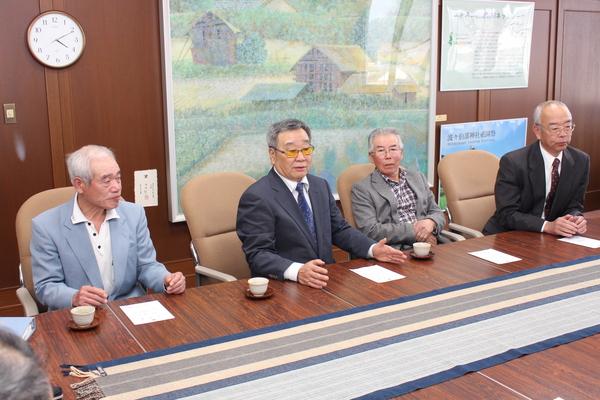 ミーティングに参加している鳥獣被害対策実施隊員4名男性の写真