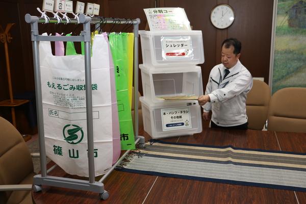 リサイクル別の収集袋と分別コーナーを紹介した写真