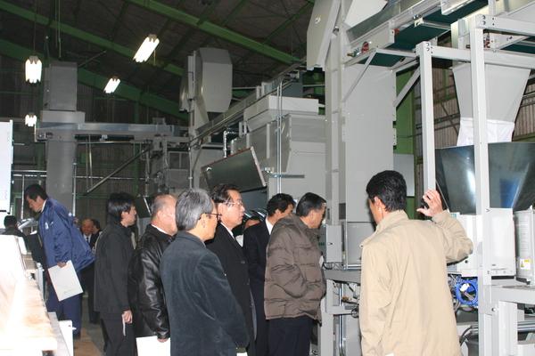 工場内を見学している様子の写真