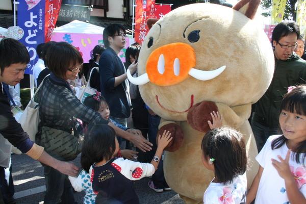 まるいのの着ぐるみに子供たちが集まって触っている写真