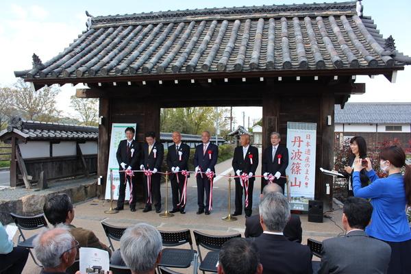 門の前でテープカットをする市長と関係者の写真