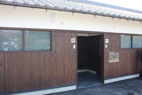 茶色い色味で、落ち着いた雰囲気のトイレの入り口の写真