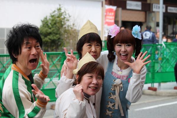 芸人のかつみ・さゆりさんが笑顔で手を「パー」と開き女性2人ががピースをして記念撮影写真