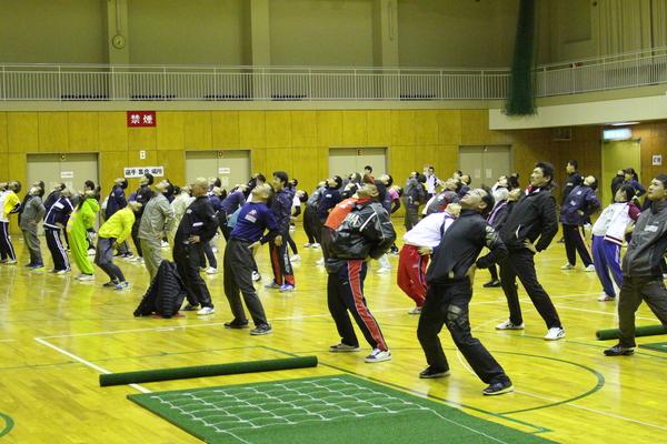 職員の皆さんが、広がって準備運動をしており、腰に手を当てて背中を反らしている様子の写真