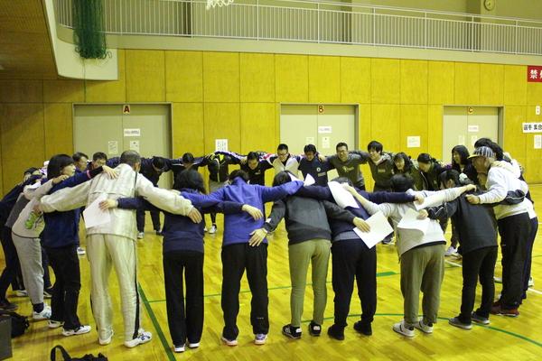 職員の皆さんが集まって円陣を組んでいる写真