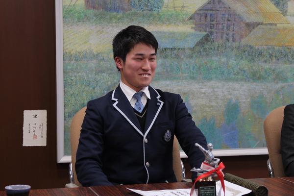 テーブルに賞状とトロフィーが置いてあり、篠山鳳鳴高校軟式野球部3年の市野 咲(いちの しょう)君が笑顔で座っている写真