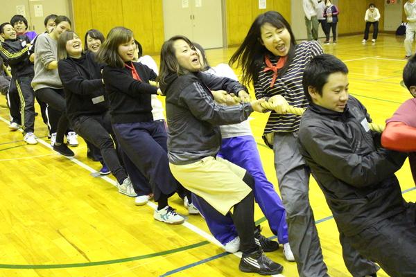 綱引きをしている写真で女性が多く写っており、髪を振り乱して、声を上げ力いっぱい引いている様子の写真