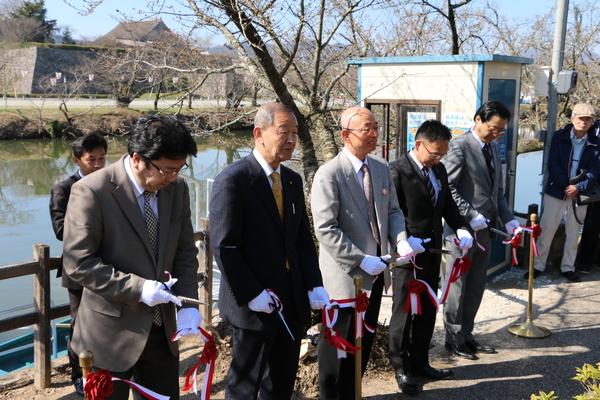 スーツの男性4人と市長がテープカットした後の写真