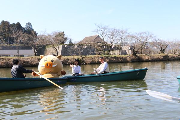 ボートにイメージキャラクターと市長、男性と女性が乗っている写真