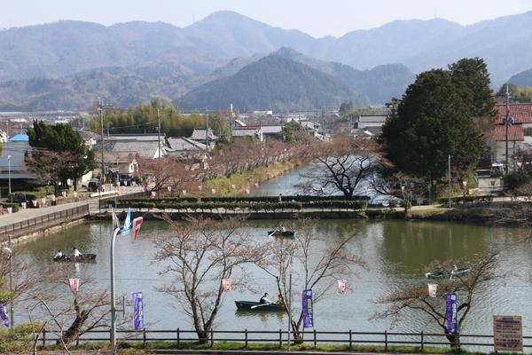 お堀にボートが4隻、浮かんで楽しんでいる写真