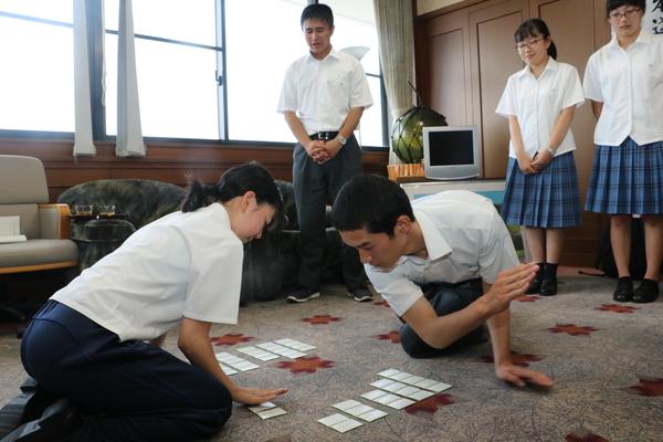 中野一喜さんと小林優希さんが市長室でかるたの対戦をしている写真