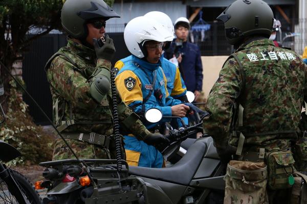 警察の方と自衛隊員が打ち合わせをしている写真