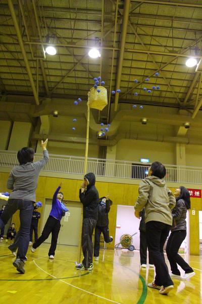 青色の玉入れを楽しんでいる写真