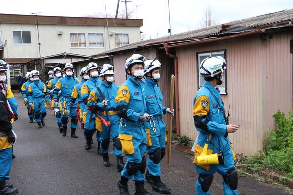 沢山の警察の方が家を一軒一軒見回っている写真