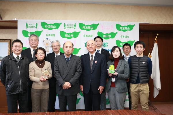 市制20周年事業検討委員会の皆さんと市長との記念写真