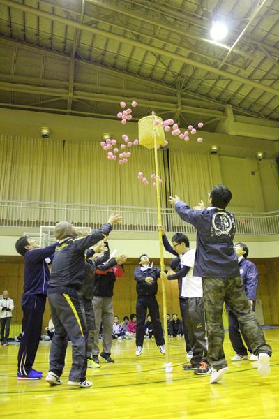 もも色の玉入れを楽しんでいる写真