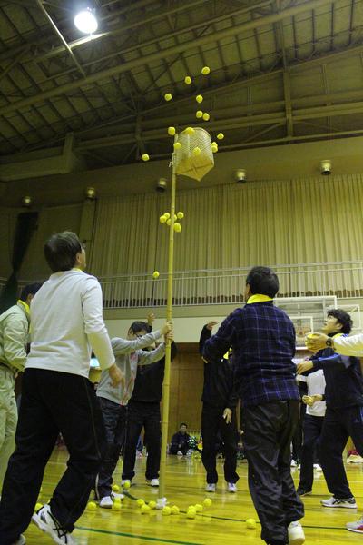 黄色の玉入れを楽しんでいる写真